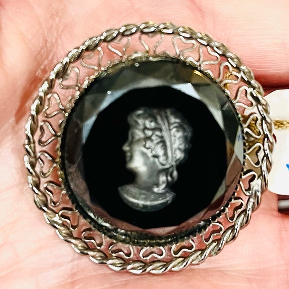 INTAGLIO REVERSE CAMEO LADY BLACK FACETED GLASS ROUND 1.5” BROOCH VINTAGE EUC - Picture 2 of 8